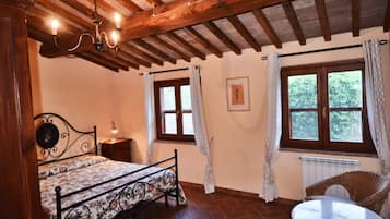 2 bedrooms, iron/ironing board, travel cot, free WiFi