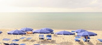 Villa Eden Beach, for 10 personer, 50 meter fra stranden, med hage