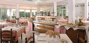 Déjeuner et dîner servis sur place