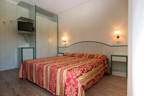 In-room safe, desk, iron/ironing board, free cots/infant beds - Hotel San Marco (Lignano Sabbiadoro)