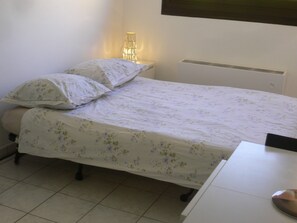 Tabla de planchar con plancha, wifi gratis y ropa de cama 