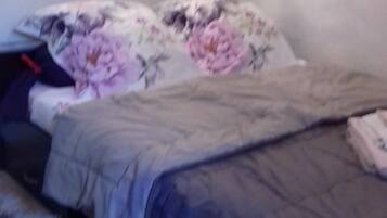 1 slaapkamer, een strijkplank/strijkijzer, reisbedje, wifi