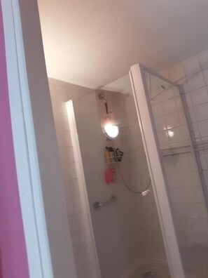 Secador de cabelo, toalhas de banho, sabonete, shampoo