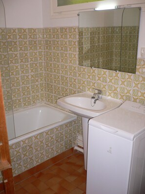 Duschwanne, Handtücher, Toilettenpapier