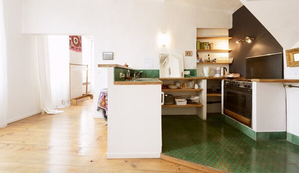 Réfrigérateur, un four, surface de cuisson, cafetière-théière
