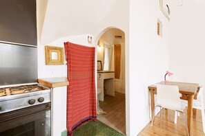 ثلاجة، فرن، موقد طهي مسطح، ماكينة لصنع القهوة/الشاي