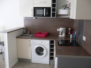 Kühlschrank, Mikrowelle, Herdplatte, Wasserkocher mit Kaffee-/Teezubehör