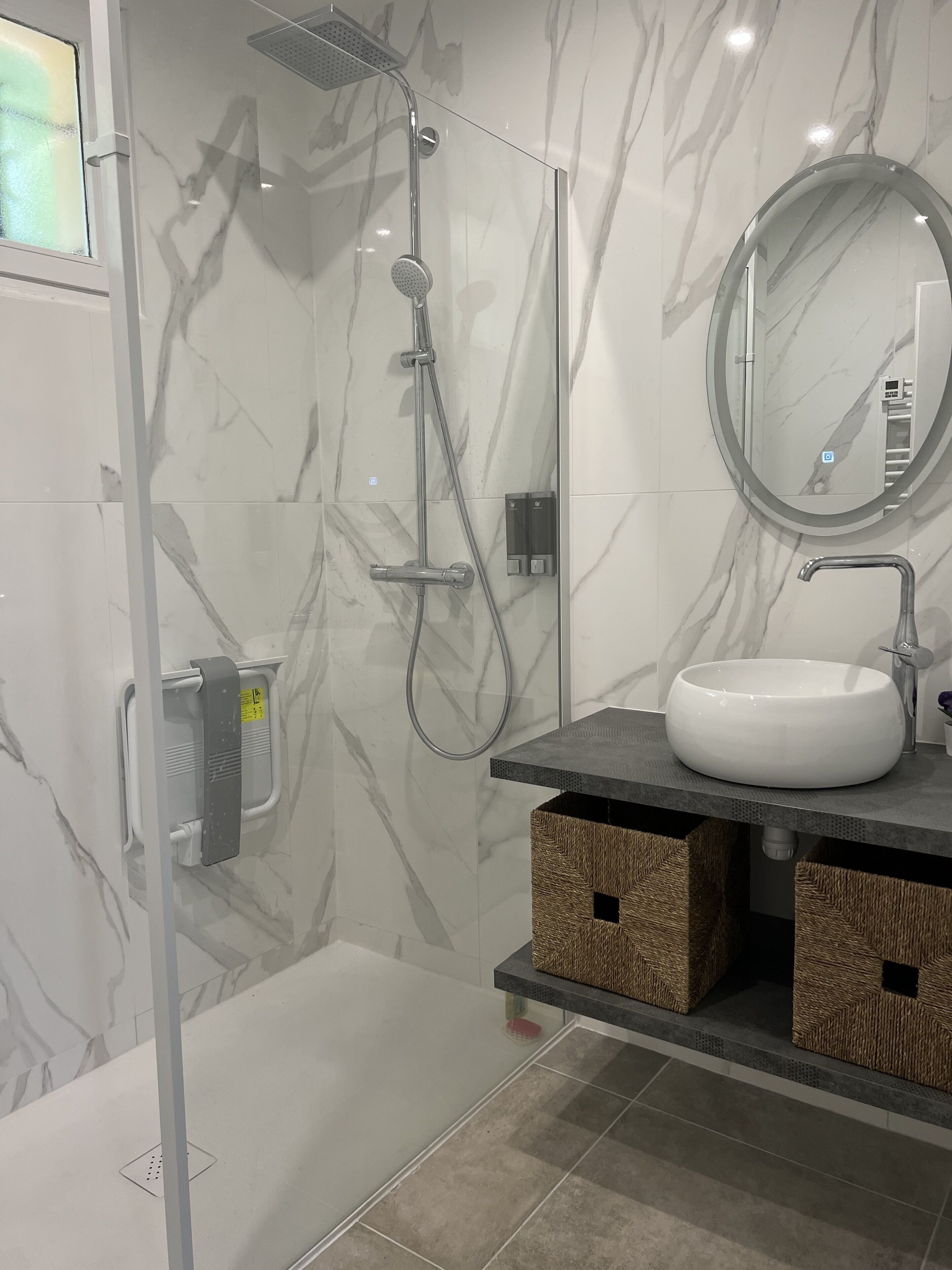 Combined shower/tub, hair dryer, soap, shampoo