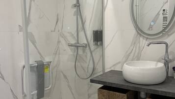 Combined shower/tub, hair dryer, soap, shampoo