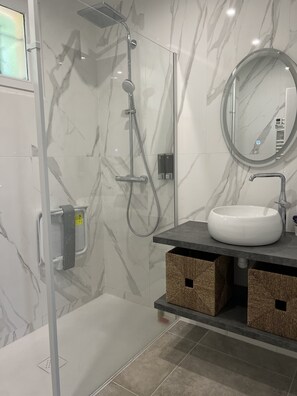 Duschwanne, Haartrockner, Seife, Shampoo