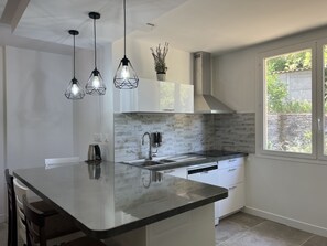 Fridge, microwave, oven, stovetop - Maison aux massots (Les Assions)