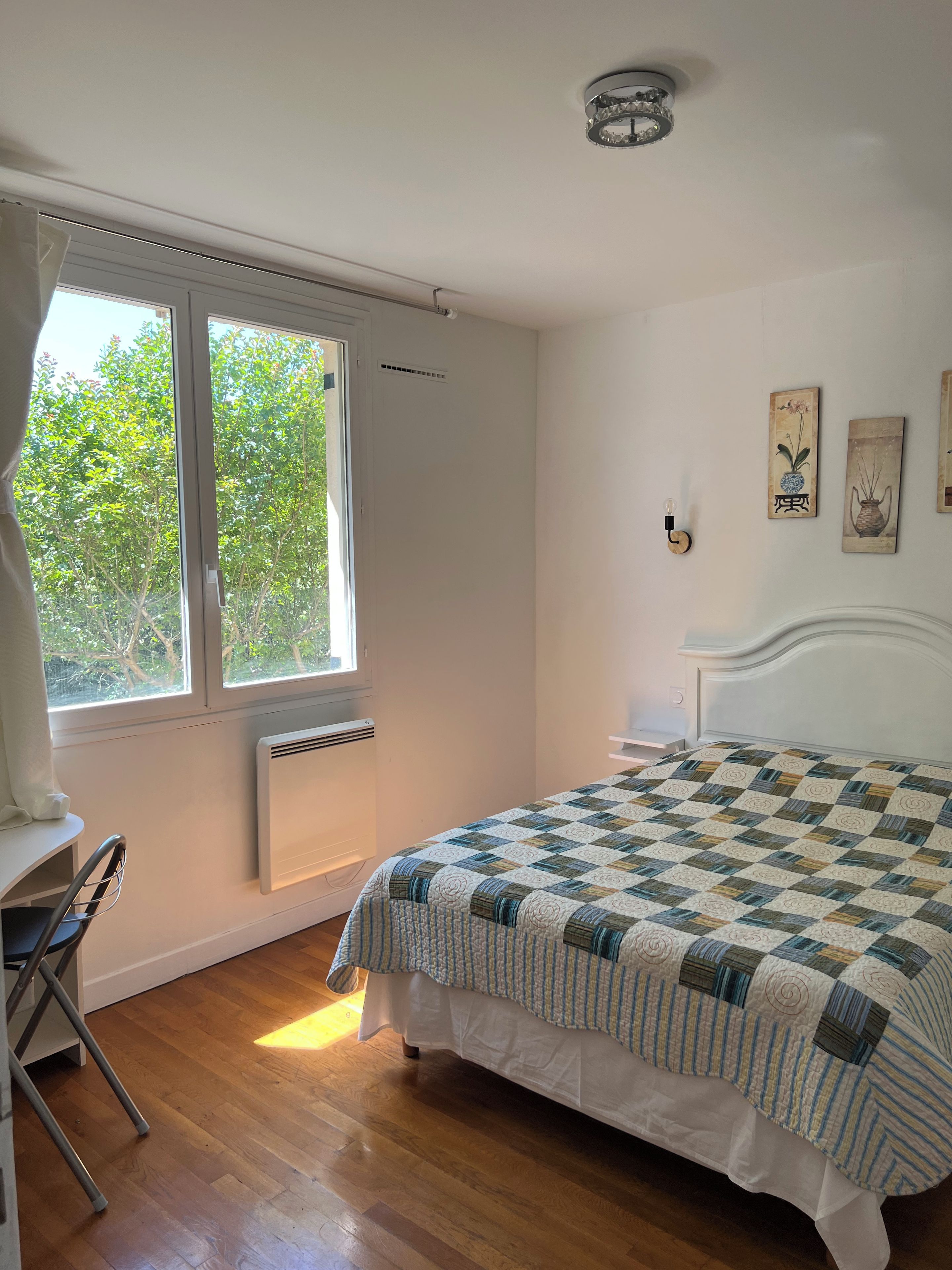 2 Schlafzimmer, Schreibtisch, schallisolierte Zimmer