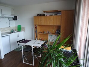 ثلاجة، ميكروويف، فرن، موقد طهي مسطح