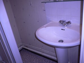 Douche, serviettes fournies, papier toilette