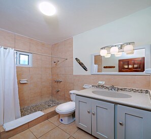 Een douche, handdoeken