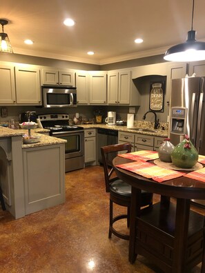 Kjøleskap, mikrobølgeovn, ovn og kokeplater