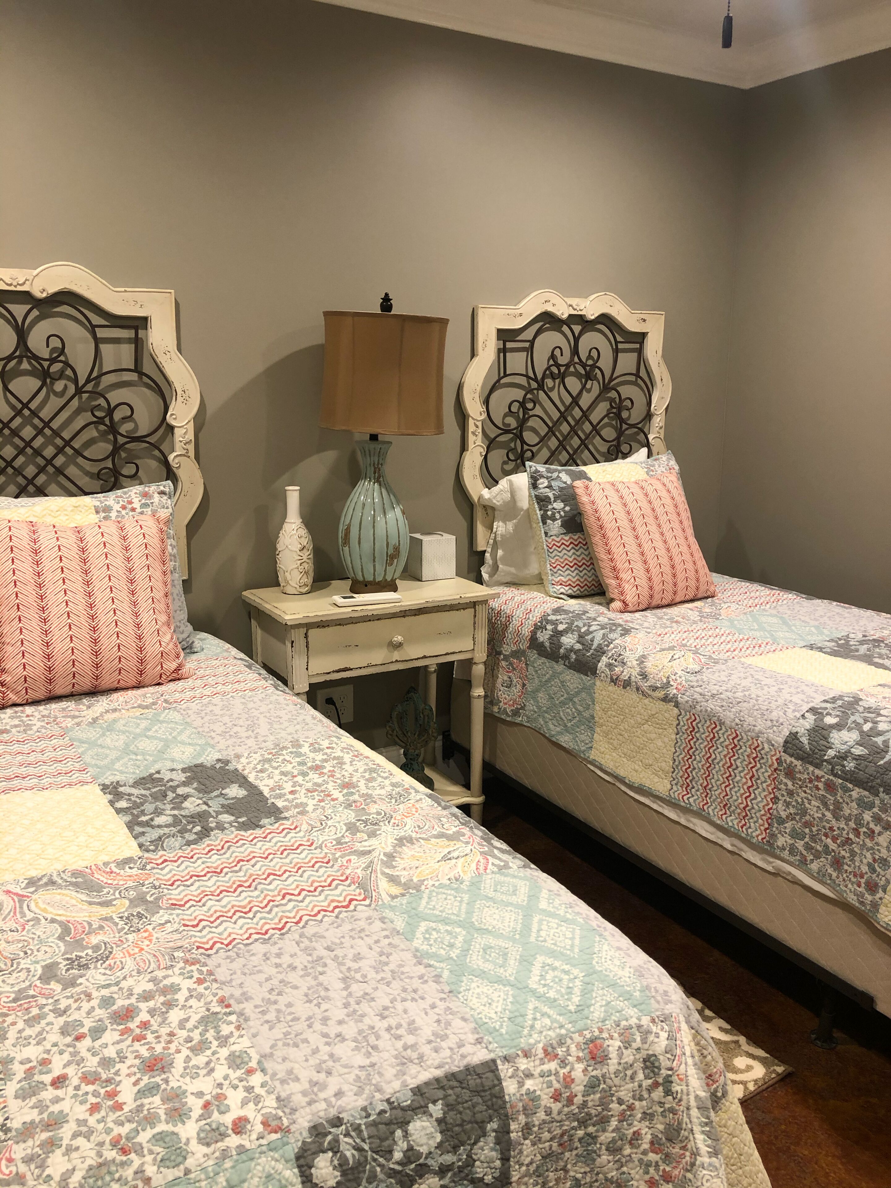 2 dormitorios, tabla de planchar con plancha, wifi gratis y ropa de cama