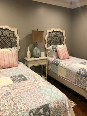 2 bedrooms, iron/ironing board, free WiFi, bed sheets - NO PETS. fully furnished, sleeps four. Beautiful retreat and close to town. (Corinth)