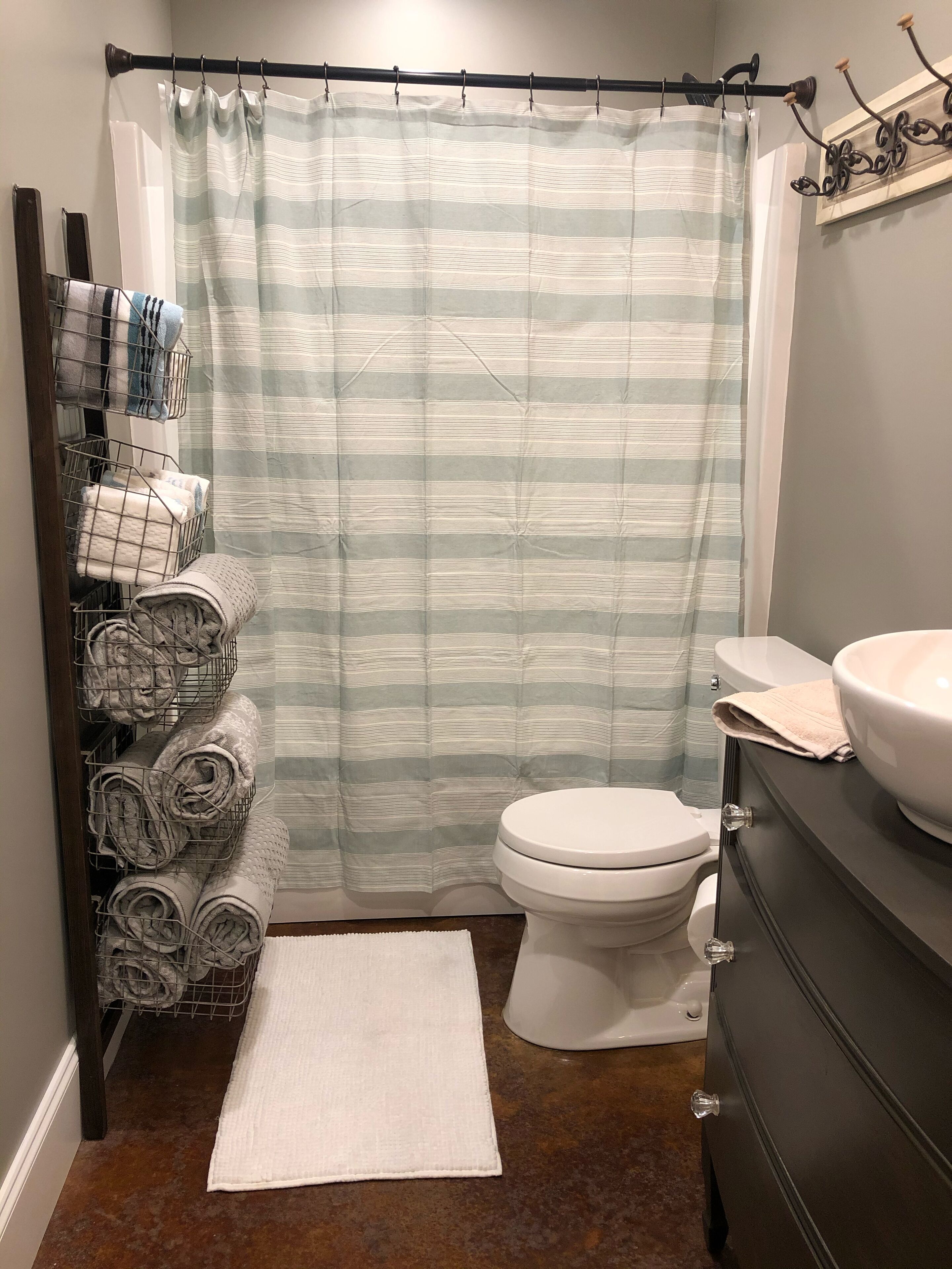 Ducha y bañera combinadas, secador de pelo, toallas y jabón