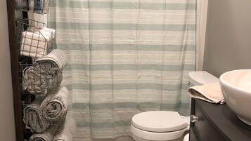 Ducha y bañera combinadas, secador de pelo, toallas y jabón