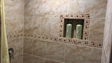 Douche, serviettes fournies