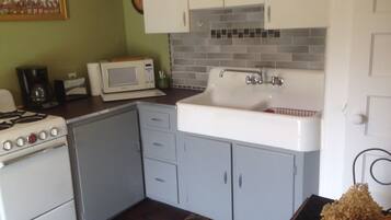 雪櫃、微波爐、焗爐、爐具