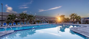 Poolside Retreat Dog Friendly!