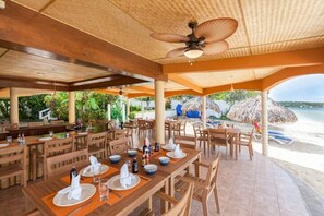 تناول الطعام بالخارج