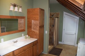 Bathtub, hair dryer, towels, soap - The Barn in Hendersonville (Hendersonville)