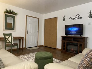 TV, fireplace, DVD player - 2 bedroom, 1 bath, quiet lodge close to town with forest views! (Soldotna)