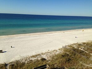 Playa en los alrededores, camastros y toallas de playa 