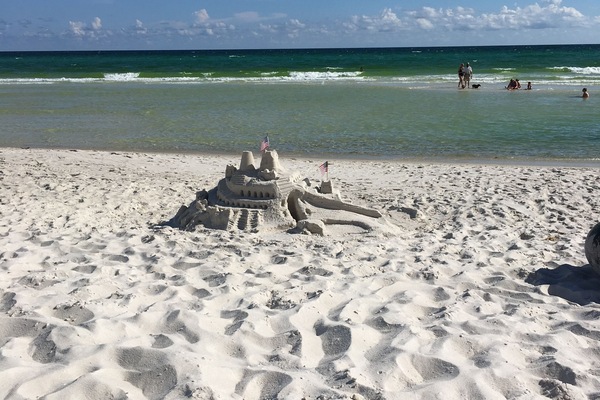 Beach nearby, sun-loungers, beach towels