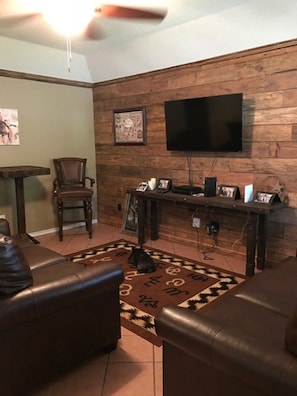 Smart-TV, DVD-Player, Tischfußball