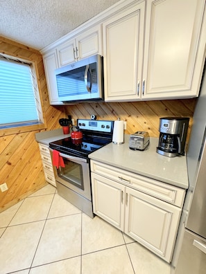 Refrigerador, microondas, horno y parrilla de estufa