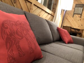 Smart TV, chimenea, Netflix y libros