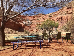 Outdoor dining - Nestled in Redrocks near Zion, Bryce, Grand Canyon, Lake Powell & Best Friends (Kanab)