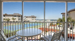 Outdoor dining - Beautiful Waterfront Condo with Pool, Hot Tub, Pier, Tennis, Near Everything! (Pensacola Beach)