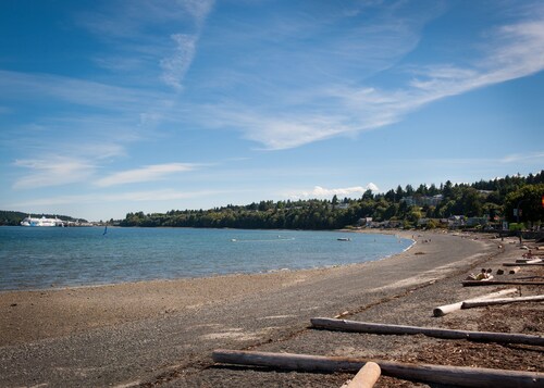 Space for everyone. Overlooking peaceful green space. pet-friendly