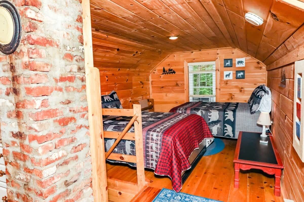3 bedrooms, desk, iron/ironing board, travel crib