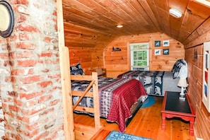 3 Schlafzimmer, Schreibtisch, Bügeleisen/Bügelbrett, Reisekinderbett