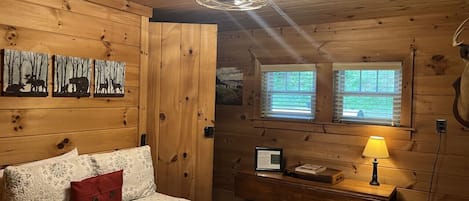 3 habitaciones, escritorio y tabla de planchar con plancha