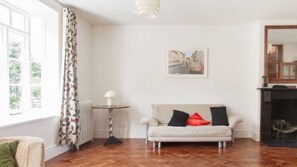 Télévision, lecteur de DVD, livres