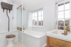 Ensemble douche/baignoire, sĂšche-cheveux, serviettes fournies