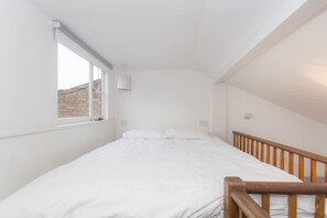 2 habitaciones, tabla de planchar con plancha y cuna de viaje