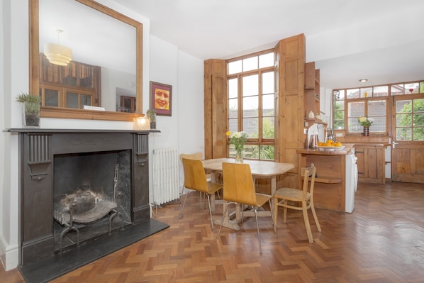 Dining - Gorgeous apartment in zone 1, near the river and a short walk from Westminster (London)