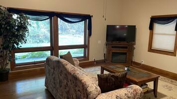Smart-TV, Kamin, DVD-Player, Bücher