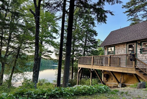 Serene Lakefront -mökki kauniilla Spring Fed -lammikolla - lähellä Acadiaa ja MDI: tä