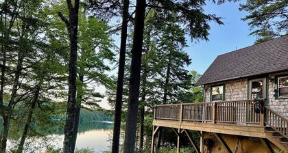 Serene Lakefront -mökki kauniilla Spring Fed -lammikolla - lähellä Acadiaa ja MDI: tä