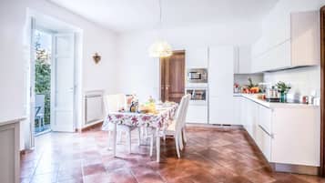 KĂŒhlschrank, Mikrowelle, Ofen, Herdplatte