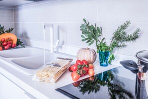 Fridge, microwave, oven, stovetop - Elegant Modern Duplex in the Heart of Sorrento – A Spacious Retreat for up to 8 (Sorrento)